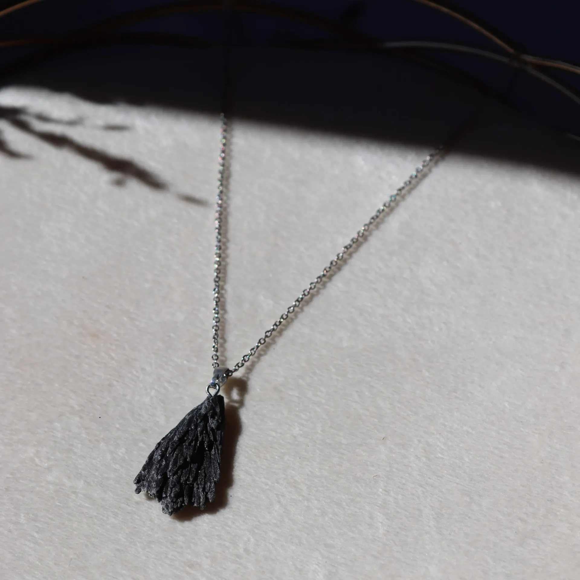 Colar Cianite negra