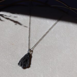 Colar de cianite negra